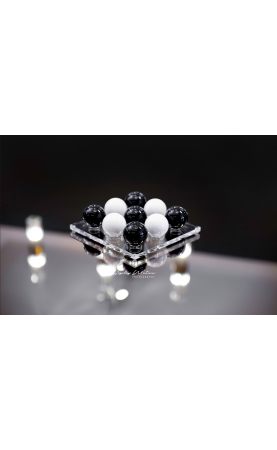  Luxury  Noughts and Crosses - Resin Balls  (Black and White)